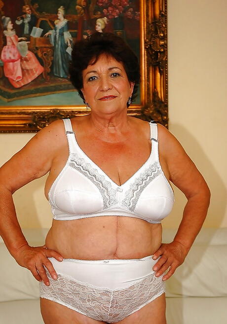 Enchanting grandma Yulianna in hot undies exposing big tits and sexy butt 